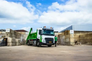 Chauffeur van thcontainer die een container gaat brengen