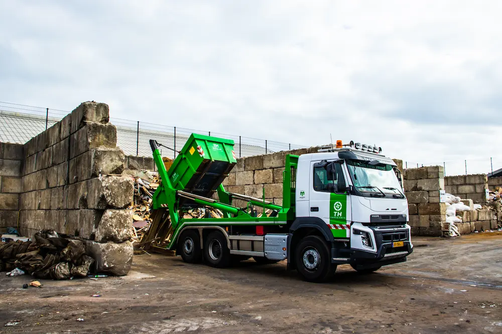 Houtafval wordt gerycled door een portaalwagen