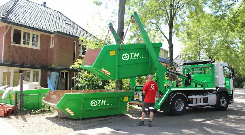TH Containers haalt een afzetcontainer op bij een klant