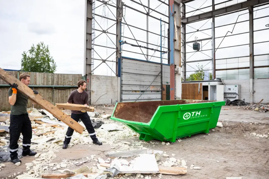 Tijdens een verbouwing wordt een puincontainer gebruikt